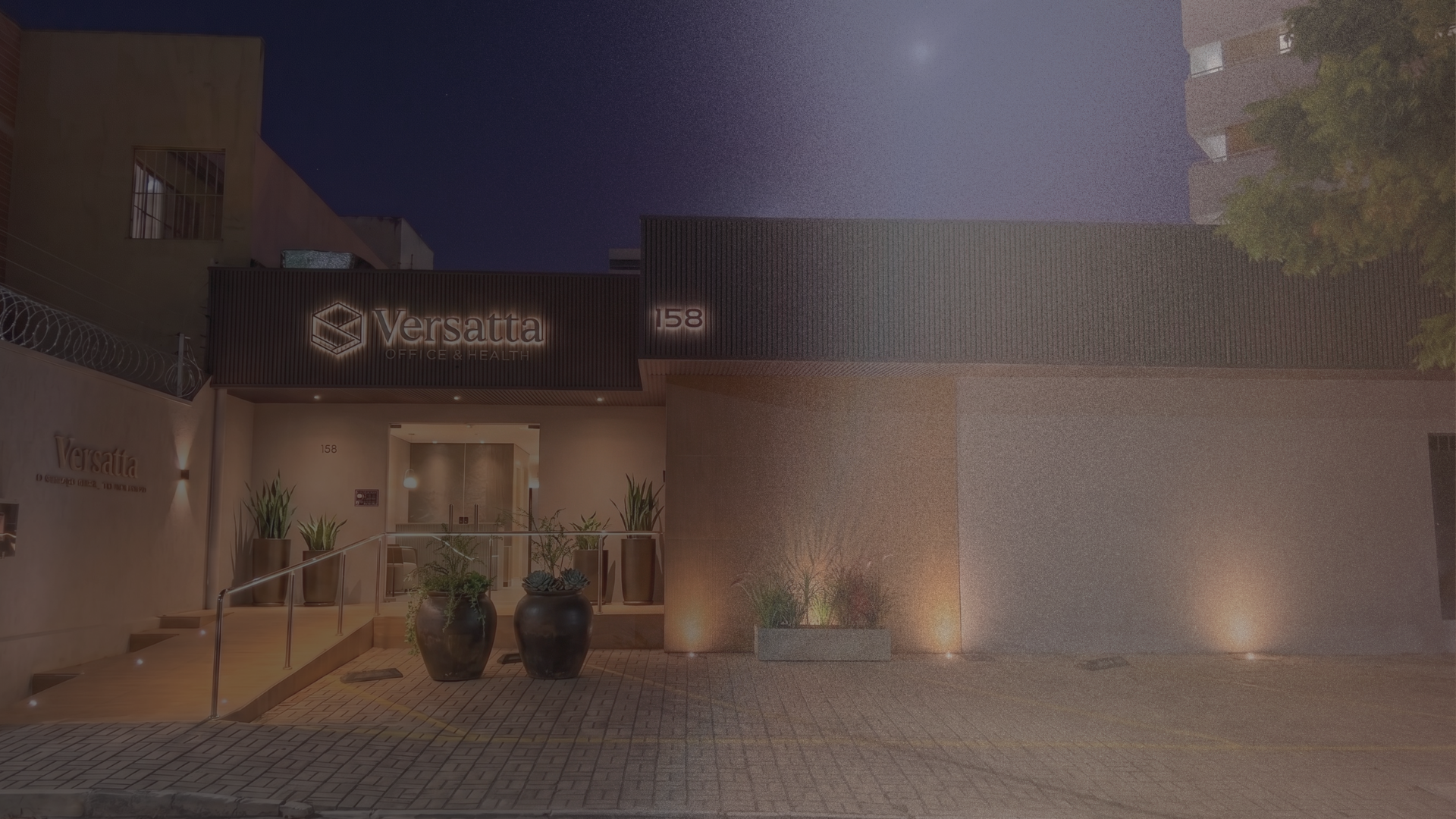 Fachada do Versatta Office & Health à noite