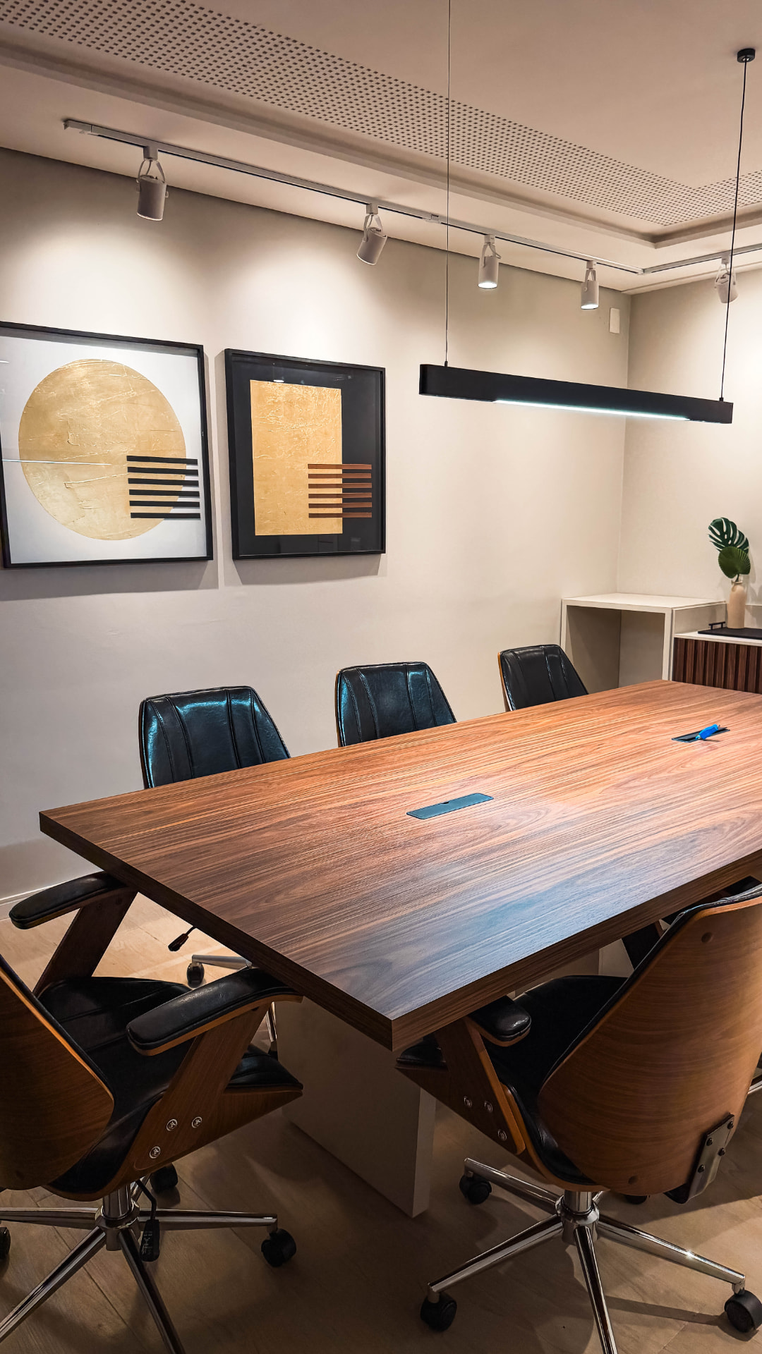 Sala de reunião com mesa em madeira